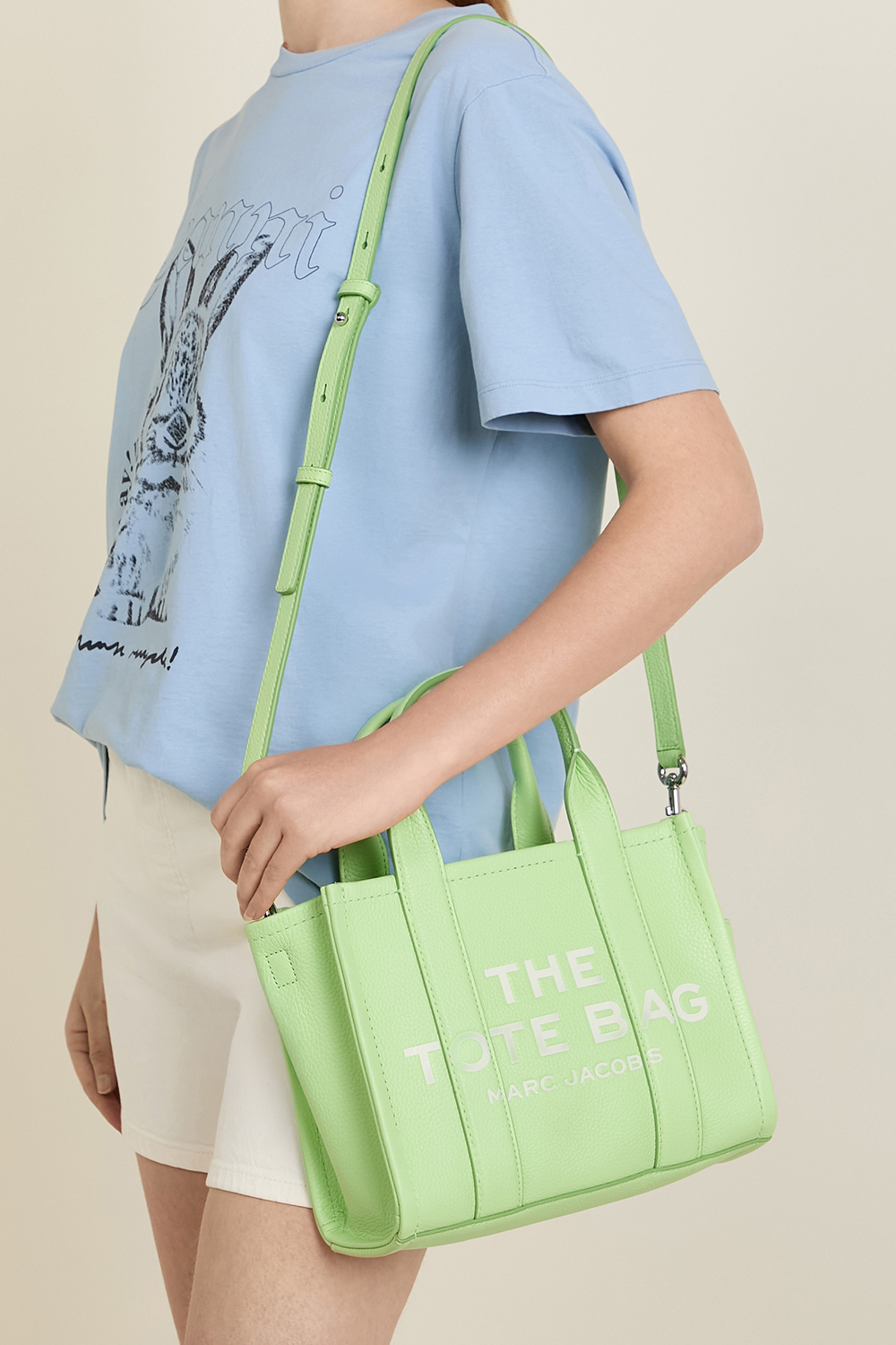 תמונת כל הלוק של תיק MARC JACOBS